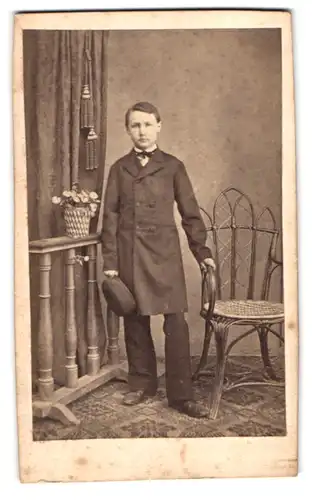 Fotografie Fotograf und Ort unbekannt, Portrait Junge Julius Borkert im Anzug mit Fliege, stehend im Atelier