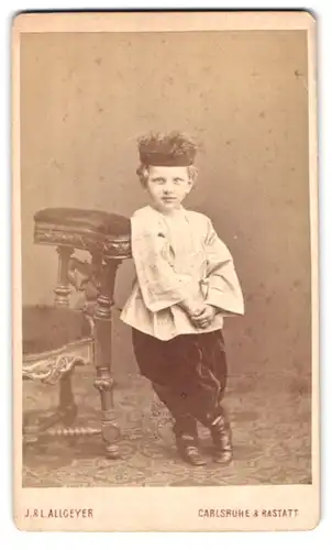 Fotografie J. & L. Allgeyer, Carlsruhe, Portrait kleiner Junge in heller Kleidung mit Stirnband