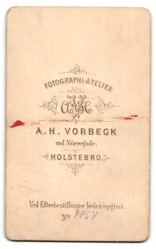 Fotografie A. H. Vorbeck, Holstebro, Portrait fünf junge Männer in Anzügen posieren im Atelier