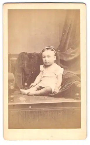 Fotografie J. Tourtin Aine, Paris, Rue Louis le Grand 32, Portrait kleines Mädchen im weissen Kleid mit Haarreif