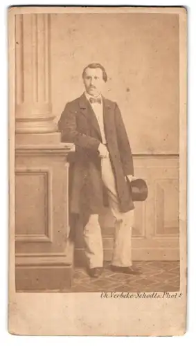 Fotografie Ch. Verbeke-Schodts, Louvain, Rue de Bruxelles 20, Portrait Mann im Anzug mit Fliege und Zylinder