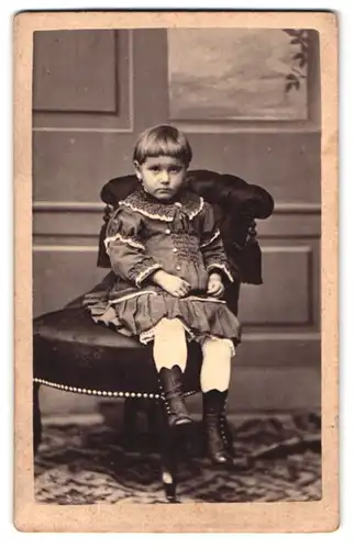 Fotografie Josef Benzinger, Schrobenhausen, Portrait kleines Kind im Kleid mit Rüschen