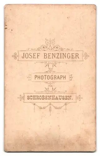 Fotografie Josef Benzinger, Schrobenhausen, Portrait kleines Kind im Kleid mit Rüschen