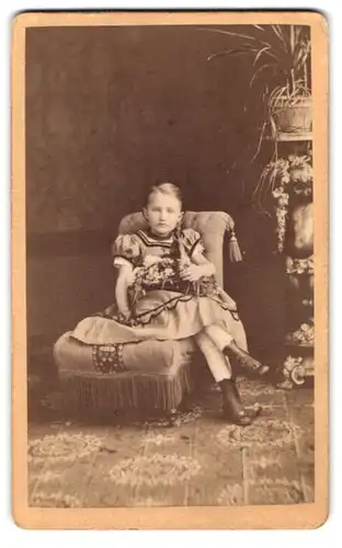 Fotografie A. C. Baudelaire, Strasbourg, Rue des Charpentiers 3, Portrait Mädchen im Kleid mit Puffärmel sitztend