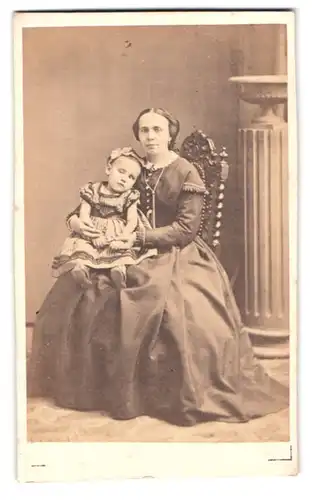 Fotografie Gerschel Freres, Strasbourg, Rue de la Mesange, Portrait Mutter im Biedermeierkleid mit Kind auf dem Schoss