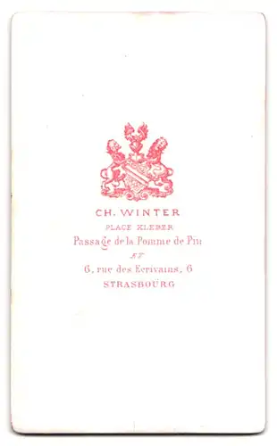 Fotografie Ch. Winter, Strasbourg, Rue des Ecrivains 6, Portrait kleiner Junge im Anzug mit Strohhut