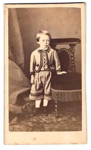 Fotografie Ch. Winter, Strasbourg, Rue des Ecrivains 6, Portrait kleiner Junge im Anzug mit Lackschuhen