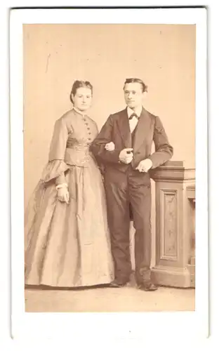 Fotografie F. Brandseph, Stuttgart, Portrait Rudolf und Emilie Koppen im Biedermeierkleid im Atelier