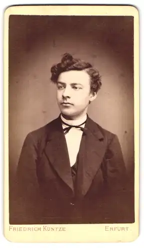 Fotografie Friedrich Kuntze, Erfurt, Bahnhofstr. 41, Portrait junger Mann im Anzug mit Fliege und Locken