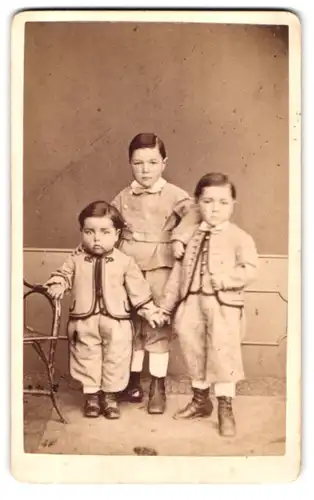Fotografie Herrm. Pfefferle, Lenzkirch, Portrait Geschwister mit rundlichen Gesichtern in Anzügen