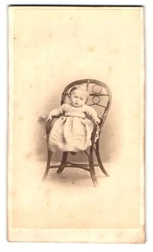 Fotografie Hermann Pfefferle, Lenzkirch, Portrait Kleinkind im Kleid auf einem Stuhl sitzend