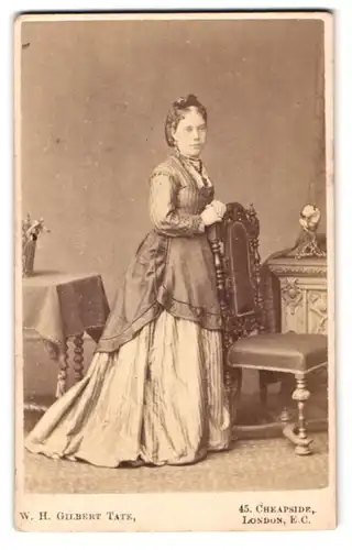 Fotografie W. H. Gilbert Tate, London, Cheapside 45, Portrait Frau im gestreiften Kleid mit zurückgebunden Haaren