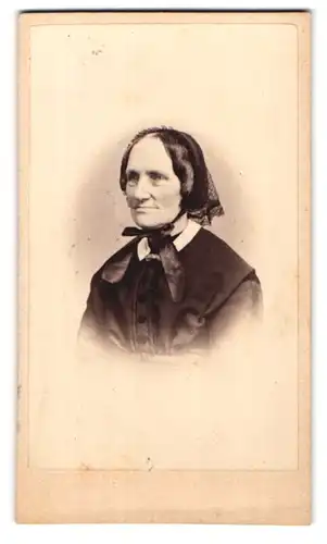 Fotografie W. Rudolph, Darmstadt, Rheinstr. 24, Portrait alte Frau im Kleid mit Schleier