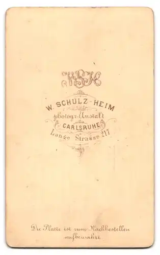Fotografie W. Schulz-Heim, Carlsruhe, Lange-Str. 217, Portrait junger Mann im Anzug mit Zwirbelbart und Fliege