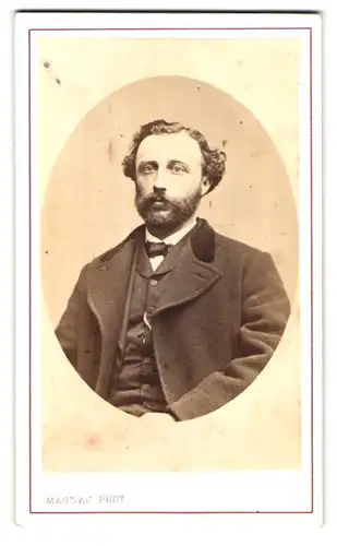 Fotografie P. Magnac, Provins, Pres de l`Hotel de la Boule d`Or, Portrait Herr Camartin im Anzug mit Vollbart und Locken