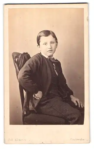 Fotografie Jul. Allgeyer, Carlsruhe, Langestr. 163, Portrait Junge im Anzug mit Fliege