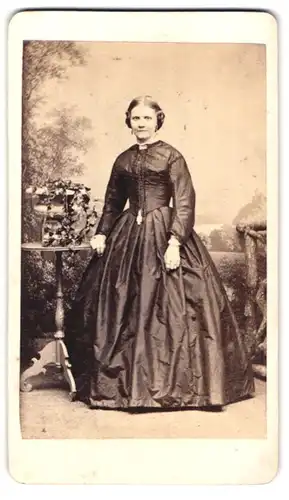 Fotografie Robert Lanzendorf, Altenburg, Portrait junge Frau im Biedermeierkleid mit Zöpfen
