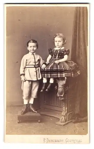 Fotografie Palmer Descamps, Courtrai, Portrait Geschwister im Kleid und Anzug posieren im Atelier