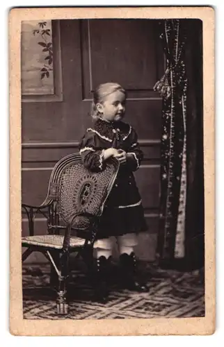 Fotografie Josef Benzinger, Schrobenhausen, Portrait niedliches Mädchen im Kleid
