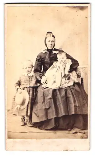 Fotografie Fotograf und Ort unbekannt, Portrait Mutter mit zwei Kindern im Biedermeierkleid