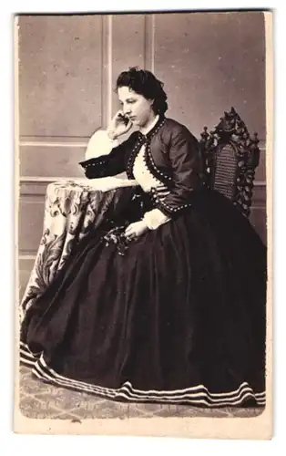 Fotografie A. Gasser, Hall, Portrait Frau im Reifrockkleid mit Bolero schaut verträumt