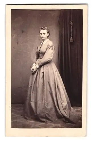 Fotografie Fotograf und Ort unbekannt, Portrait junge Frau im Biedermeierkleid posiert im Atelier