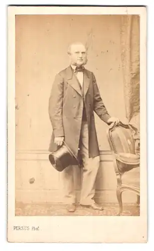 Fotografie Persus, Paris, Rue Cassette 8, Portrait älterer Herr im Anzug mit Zylinder und Backenbart