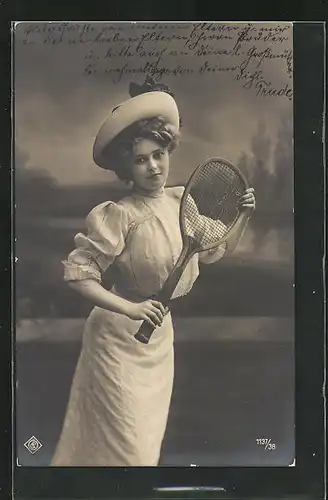 AK Junge Dame im weissen Kleid beim Tennis