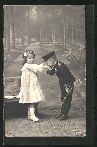 AK Soldat gibt küsst die Hand eines Fräuleins, Kinder Kriegspropaganda