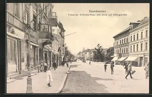 AK Gumbinnen, Friedrich-Wilhelm-Platz mit Blick auf die Königstrasse