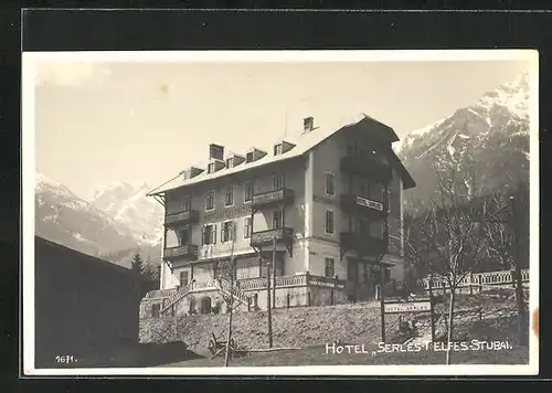 AK Telfes im Stubai, Hotel Serles mit Gebirgswand im Hintergrund