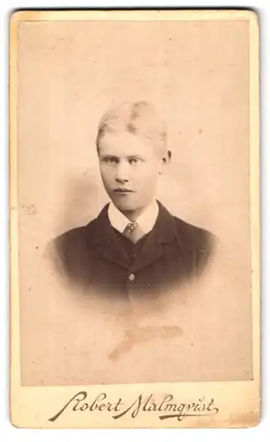 Fotografie Robert Malmqvist, Halmstad, Portrait junger Mann in modischer Kleidung