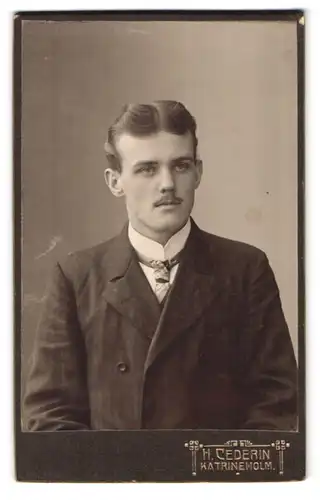 Fotografie H. Cederin, Katrineholm, Portrait eleganter Herr mit Oberlippenbart