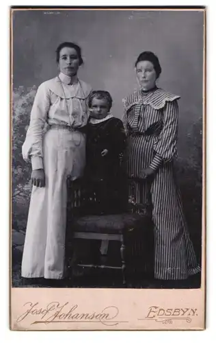 Fotografie Josef Johanson, Edsbyn, Portrait zwei junge Damen in modischen Kleidern mit kleinem Kind