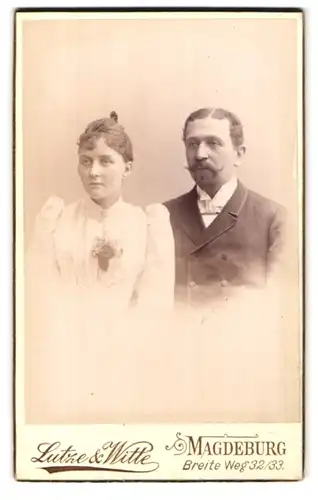 Fotografie Lutze & Witte, Magdeburg, Breite Weg 32-33, Portrait bürgerliches Paar in hübscher Kleidung