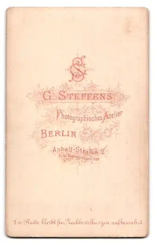 Fotografie G. Steffens, Berlin, Anhalt-Strasse 2, Portrait älterer Herr in zeitgenössischer Kleidung