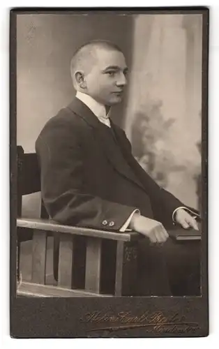 Fotografie Carl Beste, Minden i /W, Bäckerstrasse, Portrait junger Herr im Anzug mit Buch