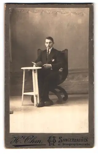 Fotografie H. Ohm, Sangerhausen, Georgenpromenade, Portrait junger Mann im Anzug mit Buch