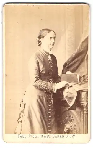 Fotografie T. Fall, London-W, 9 & 10, Baker Street, Portrait bürgerliche Dame im Kleid mit Buch