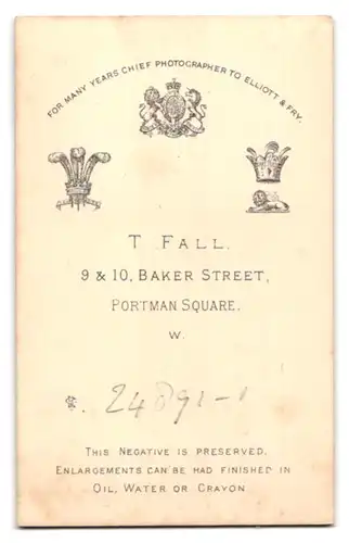 Fotografie T. Fall, London-W, 9 & 10, Baker Street, Portrait süsses Kleinkind im weissen Kleid