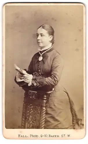 Fotografie T. Fall, London-W, 9-10, Baker Street, Portrait junge Dame im Kleid mit Amulett