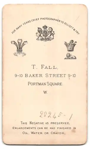 Fotografie T. Fall, London-W, 9-10, Baker Street, Portrait junge Dame im Kleid mit Amulett