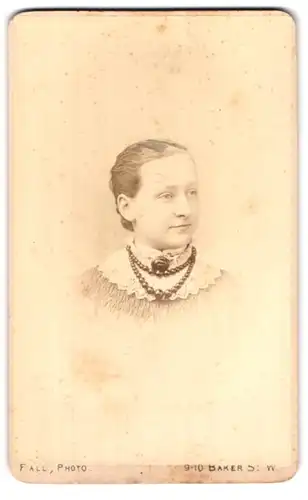 Fotografie T. Fall, London-W, 9-10, Baker Street, Portrait junge Dame mit Kragenbrosche und Halskette