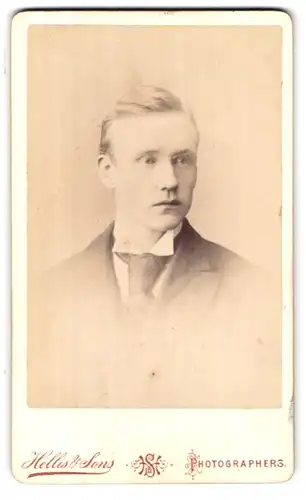 Fotografie Hellis & Sons, London-W, 211 & 213, Regent Street, Portrait junger Herr in modischer Kleidung