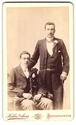Fotografie Hellis & Sons, London-W, 211 & 213, Regent Street, Portrait zwei junge Herren in modischer Kleidung