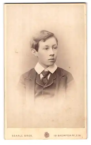 Fotografie Searle Bros., London-SW, 191, Brompton Road, Portrait hübscher Knabe im Anzug mit Krawatte