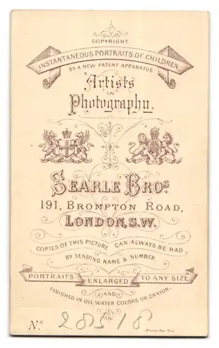 Fotografie Searle Bros., London-SW, 191, Brompton Road, Portrait hübscher Knabe im Anzug mit Krawatte