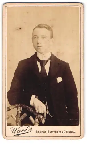 Fotografie Ward`s, London, Portrait junger Herr im Anzug mit Krawatte