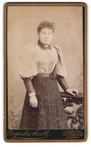 Fotografie Augustus Scott, London-W, 108, Oxford Street, Portrait junge Dame in zeitgenössischer Kleidung