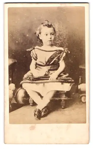 Fotografie Millen Bros., London, 3, Queen Street, Portrait kleines Mädchen im modischen Kleid